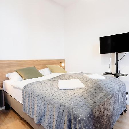 Elegant Very Berry Studios In Poznan Center By Noclegi Renters Екстер'єр фото